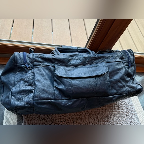 Mexican made navy blue leather carry on, duffle bag. Handles and removable strap - Picture 16 of 16